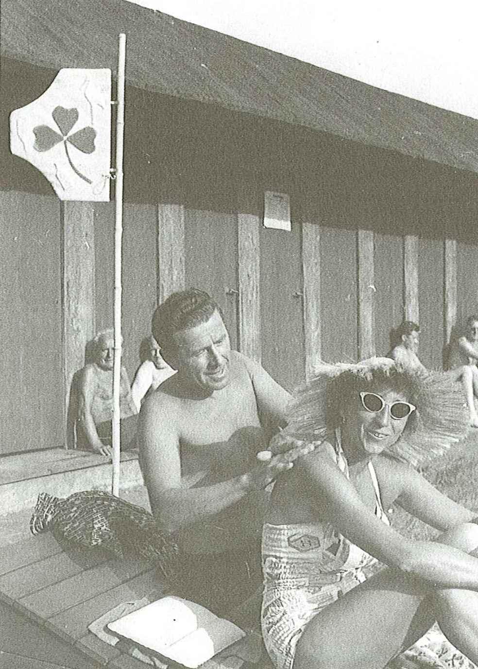 Sonnenanbeter im Zahlbad an der Rednitz 1957/58.