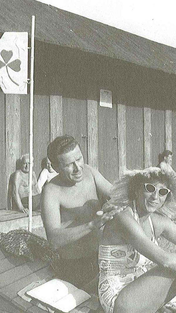 Sonnenanbeter im Zahlbad an der Rednitz 1957/58.