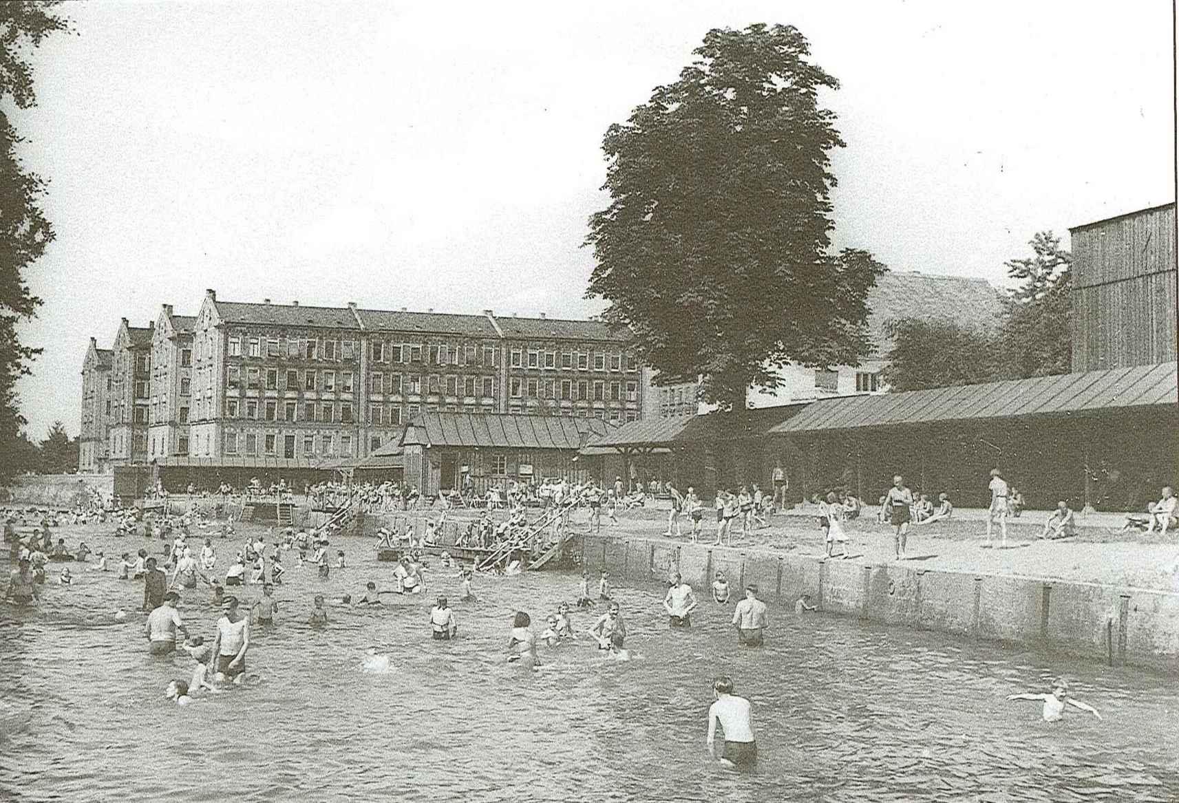 Das Flussbad an der Rednitz mit Umkleidekabinen, im Hintergrund die Kißkaltschen Häuser. Die Fotografie entstand 1950.