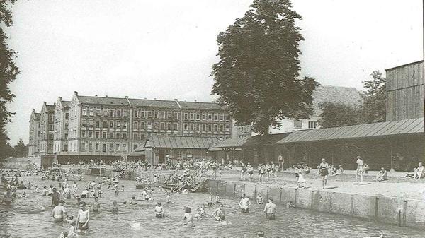 Das Flussbad an der Rednitz mit Umkleidekabinen, im Hintergrund die Kißkaltschen Häuser. Die Fotografie entstand 1950.