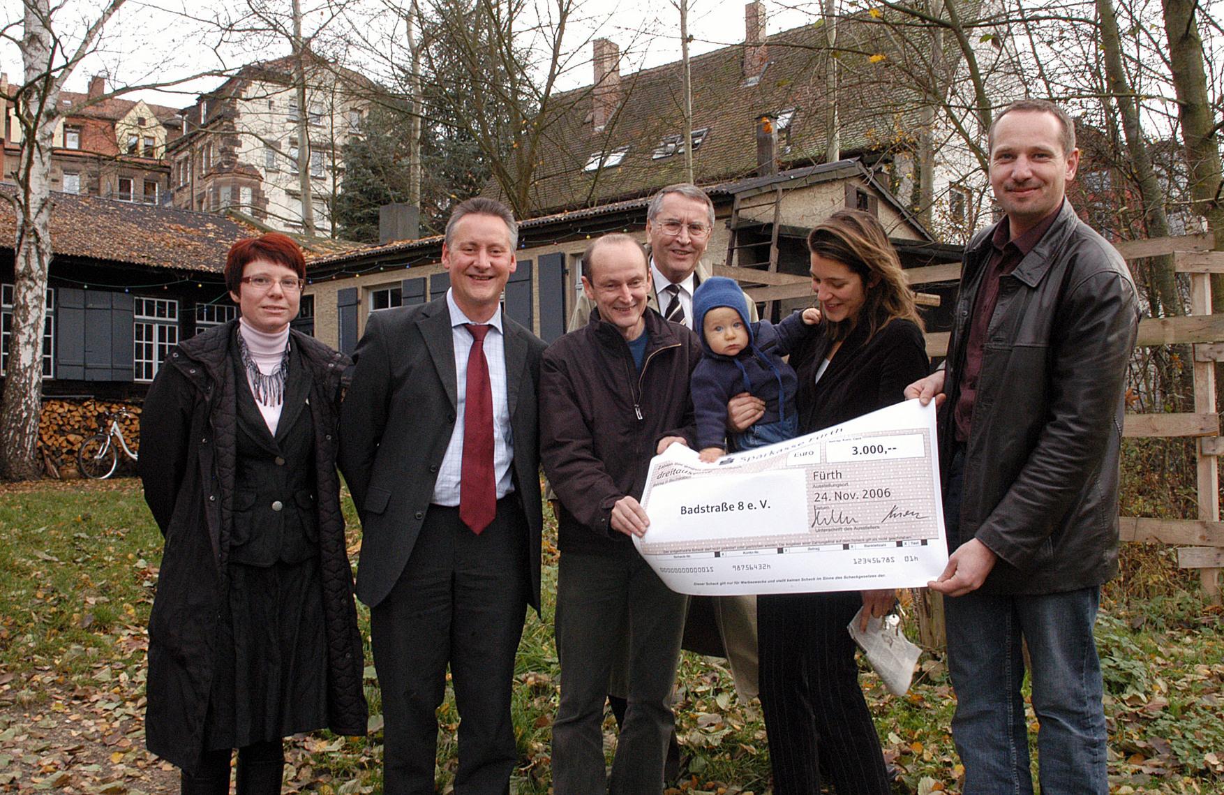 Finanzspritze für den Verein "Kulturort Badstraße 8": Sparkassenchef Rainer Heller und Oberbürgermeister Thomas Jung überreichen im Herbst 2006 Mathias Börner, Elke Fenneteau und Karl Binder einen Spendenscheck für den Ausbau des Gebäudes.