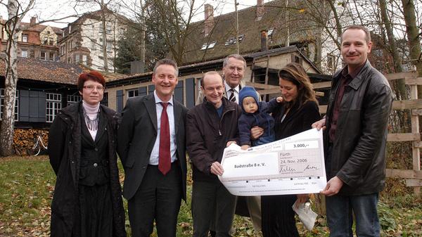 Finanzspritze für den Verein "Kulturort Badstraße 8": Sparkassenchef Rainer Heller und Oberbürgermeister Thomas Jung überreichen im Herbst 2006 Mathias Börner, Elke Fenneteau und Karl Binder einen Spendenscheck für den Ausbau des Gebäudes.
