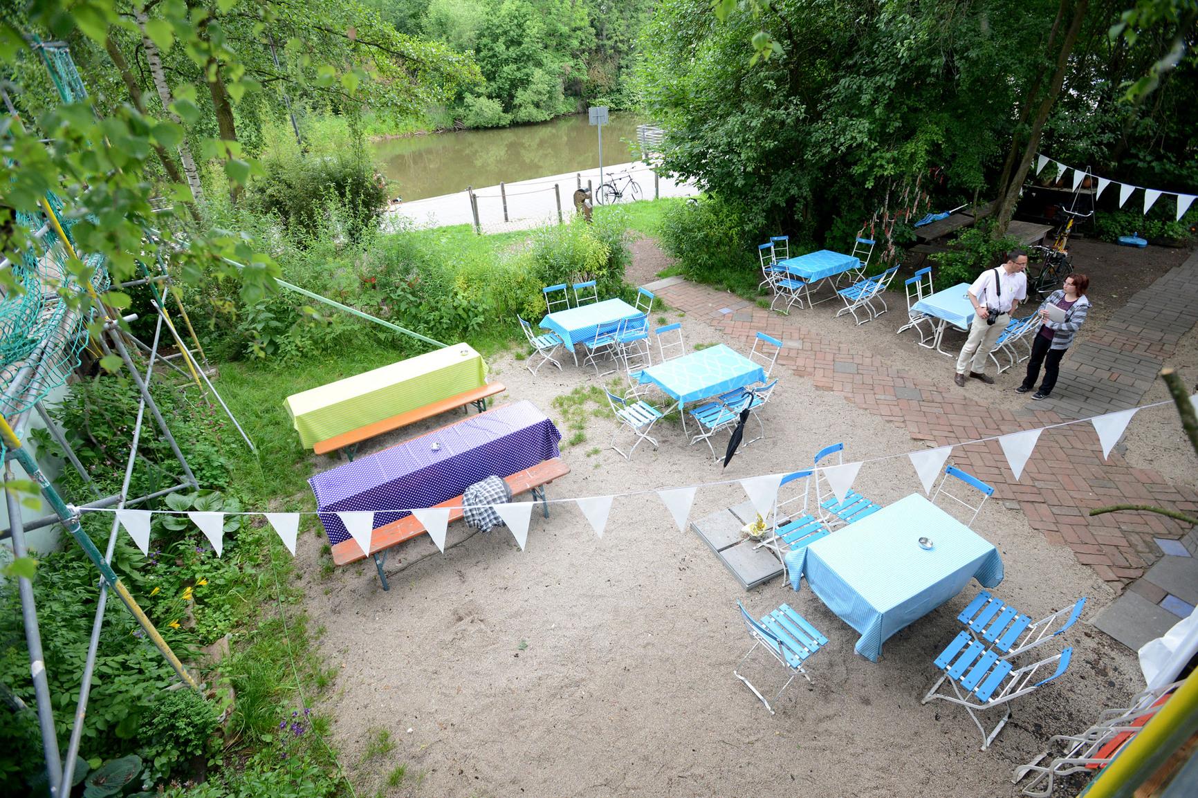 Blick vom Dach des Kulturortes Badstraße 8 auf den idyllischen Biergarten in unmittelbarer Nähe zur Rednitz.