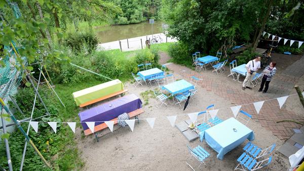 Blick vom Dach des Kulturortes Badstraße 8 auf den idyllischen Biergarten in unmittelbarer Nähe zur Rednitz.
