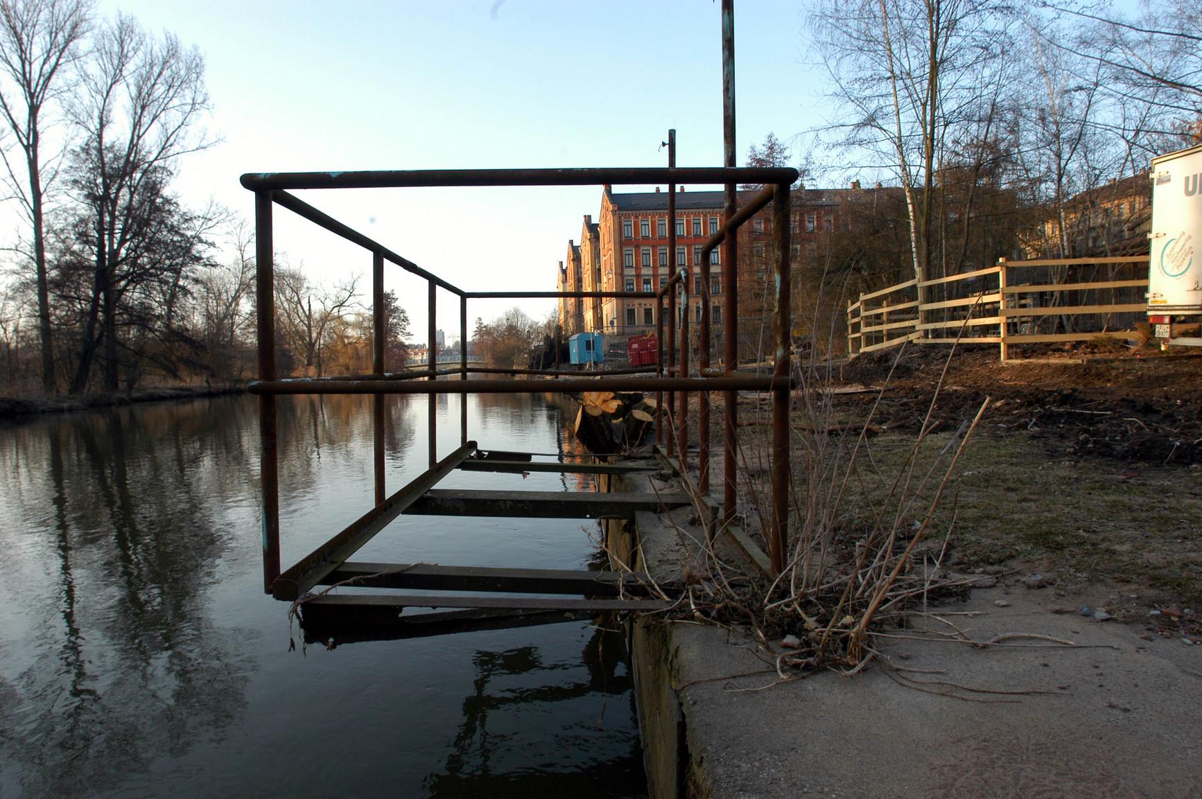 Die Arbeiten für die künftige Uferpromdenade an der Badstraße waren 2007 in vollem Gange. Für das Projekt am ehemaligen Flussbad mussten einige Bäume weichen.