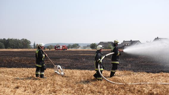 Flächenbrand bei Konradsreuth: Getreidefeld steht in Flammen
