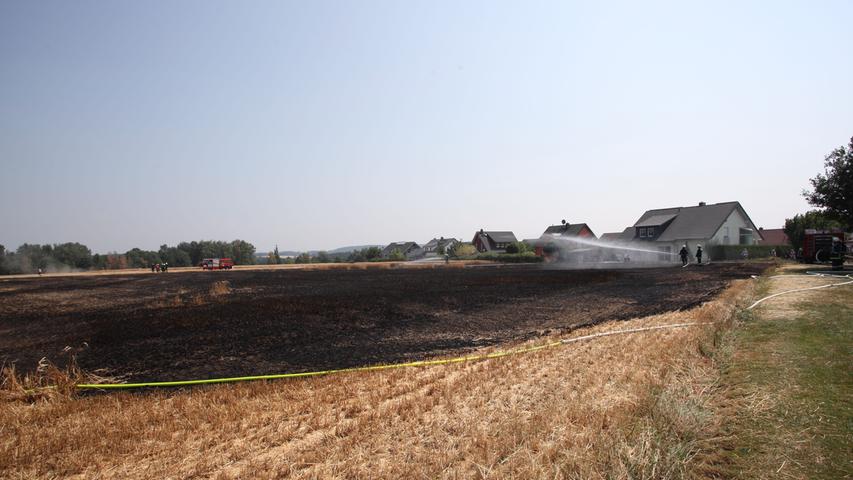 Die Feuerwehr zeigte vollen Einsatz, um das noch nicht verbrannte Gebiet noch zu retten.