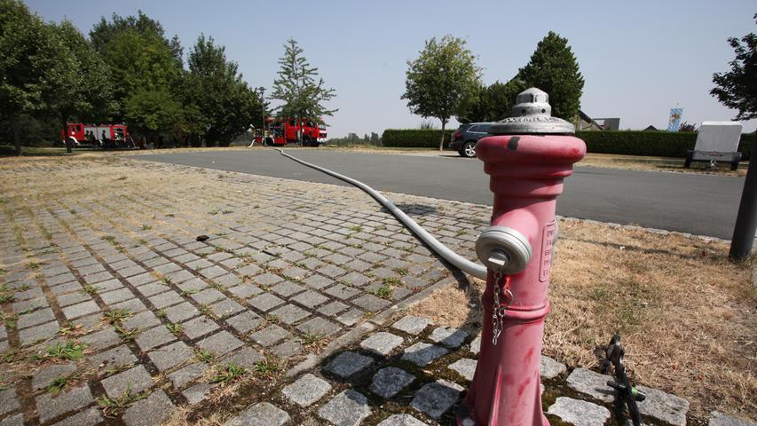 Der nahe gelegene Hydrant versorgt die Einsatzkräfte mit dem nötigen Wasser, um Schlimmeres zu verhindern.