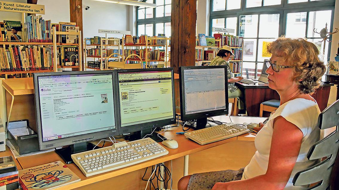 Die „Schaltzentrale“ in der Stadtbücherei, hier „gesteuert“ von Bücherei-Leiterin Ruth Seelig, wird bald auf dem Betriebssystem Linux basieren. Das neue Anwendungsprogramm „Koha“ geht mit vielen nützlichen Erweiterungen einher.