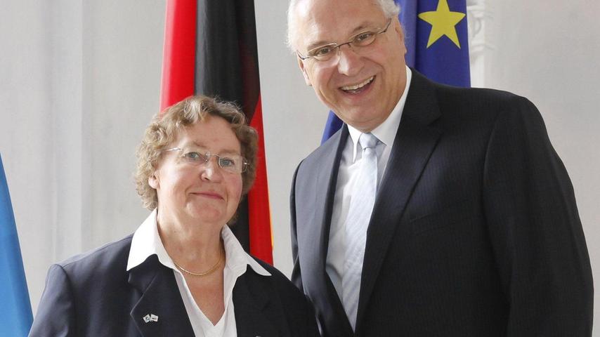 Das Steckkreuz für besondere Verdienste bekam Sigrid Duske-Fragner von Innenminister Joachim Herrmann überreicht.