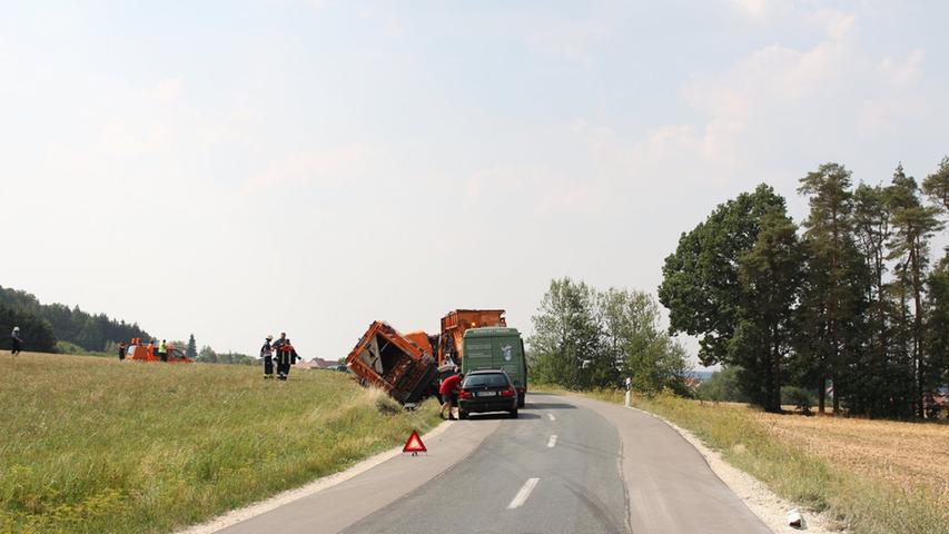 Bei Gunzenhausen: Müllauto landet im Straßengraben