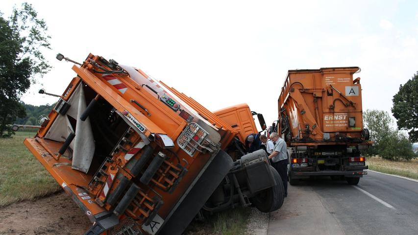 Bei Gunzenhausen: Müllauto landet im Straßengraben