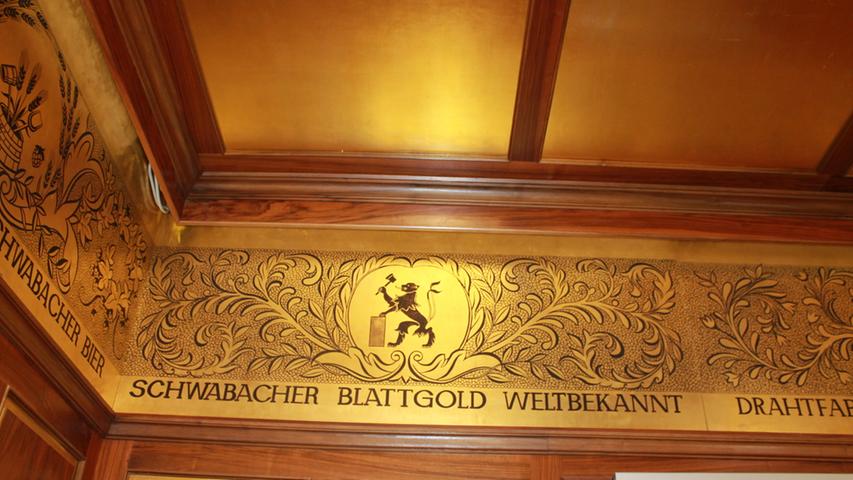 Der Goldene Saal im Rathaus: Die Wände sind unter anderem mit der Innschrift "Schwabacher Blattgold weltbekannt" verziert - natürlich aus Gold.