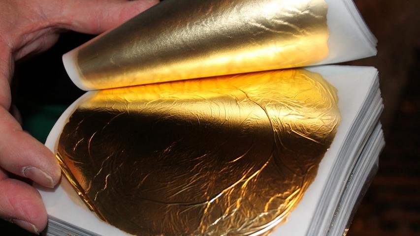 Goldschlägerwerkstatt in Schwabach: In ein Buch gepresstes Blattgold