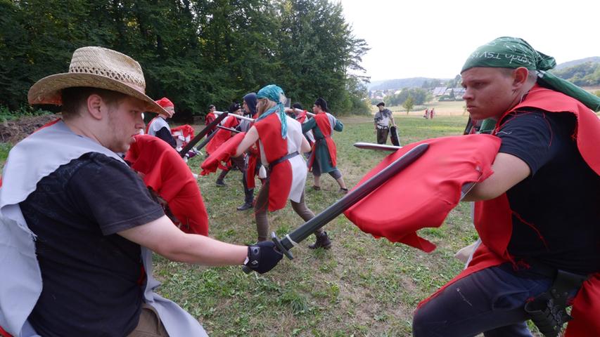 Denn in Rüstung kämpfen wäre bei der Hitze auch nicht besser. Statt Helm trägt der Ritter im Camp übrigens Strohhut.