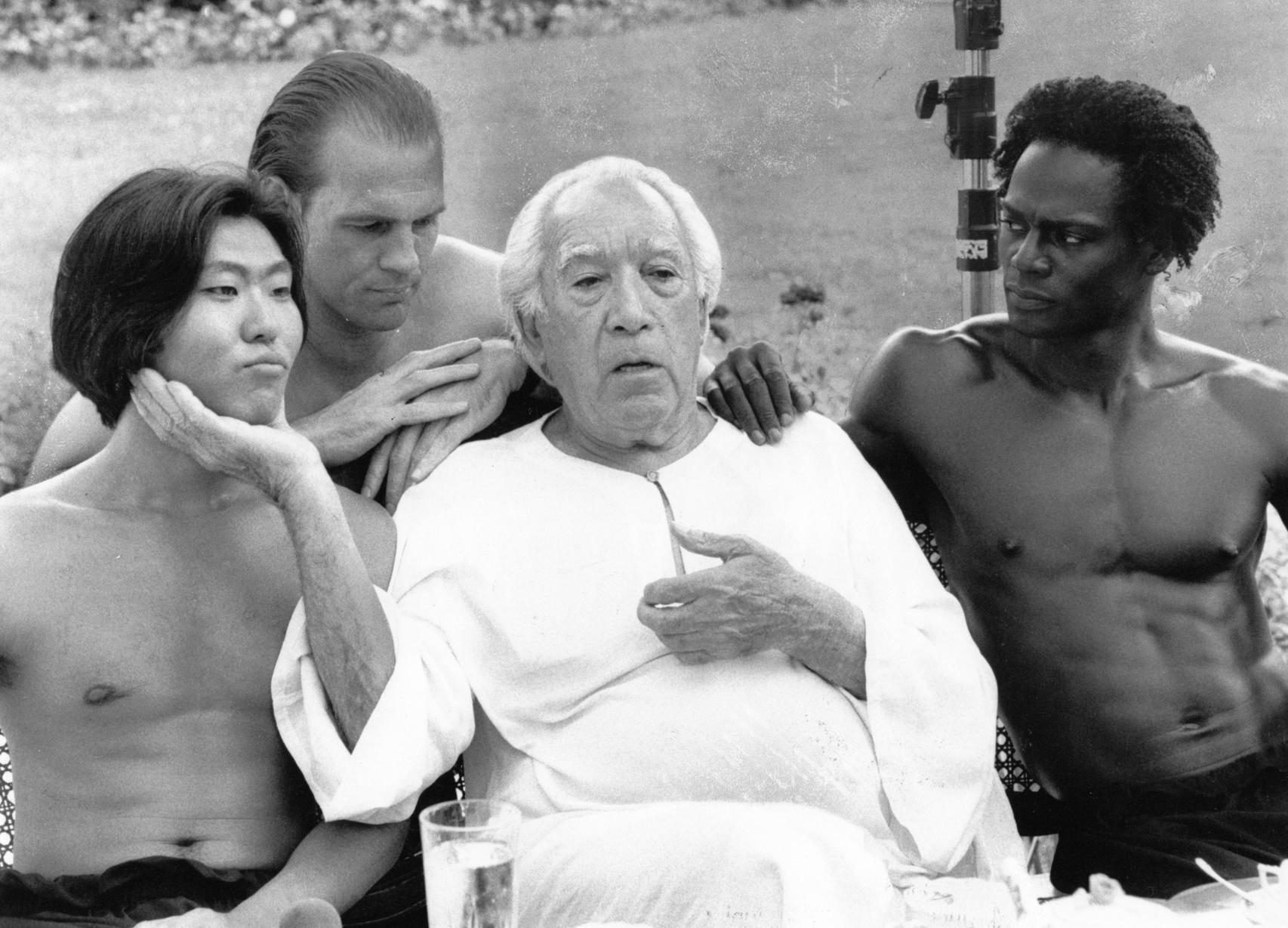 Einen seiner letzten Filme drehte Hollywood-Legende Anthony Quinn auf Schloss Thurn in Heroldsbach. Hier entstand der skurrile, philosophische Thriller Seven Servants. Sechs Wochen dauerten die Dreharbeiten in Thurn, dabei entdeckte Anthony Quinn seine Liebe zur Fränkischen Schweiz und machte dort ein paar Mal Urlaub. Er überlegte sogar, sich ein Haus in Bärnfels bei Obertrubach zu bauen – für sich, seine junge Lebensgefährtin und die gemeinsamen Kinder. Doch daraus wurde am Ende nichts, "Seven Servants" blieb eine skurrile Fußnote im gewaltigen Lebenswerk des amerikanischen Weltstars.