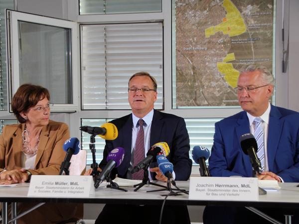 Bayerns Sozialministerin Emilia Müller, Oberbürgermeister Andreas Starke und Innenminister Joachim Herrmann geben die Erklärung zur speziellen Erstaufnahmeeinrichtung bekannt.