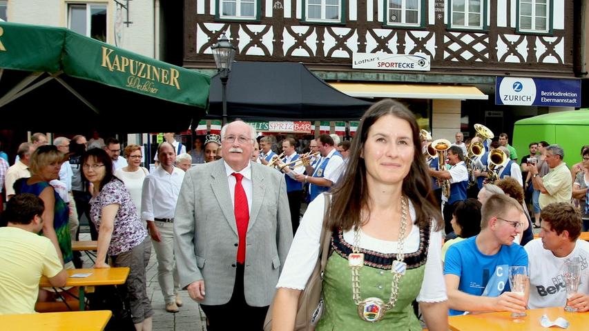 Am Freitag eröffnete Christiane Meyer die 39. Auflage des Altstadtfestes in Ebermannstadt. Das Wetter spielte mit, doch beim Bieranstich hatte die Bürgermeisterin kleinere Schwierigkeiten. Wir haben die Bilder.