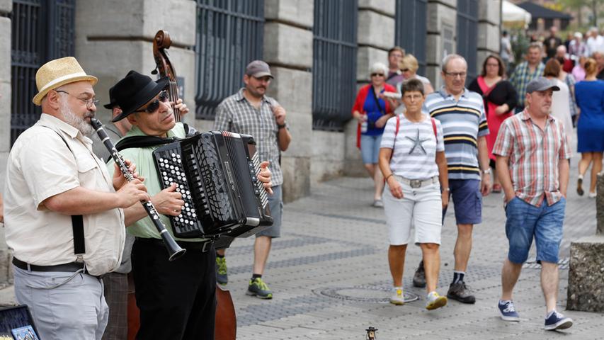 Geübte Straßenmusiker sorgen für die richtige Atmosphäre.