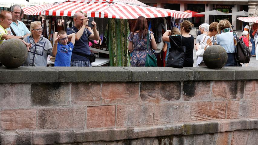 Auch viele Touristen bestaunen die Nürnberger Innenstadt.