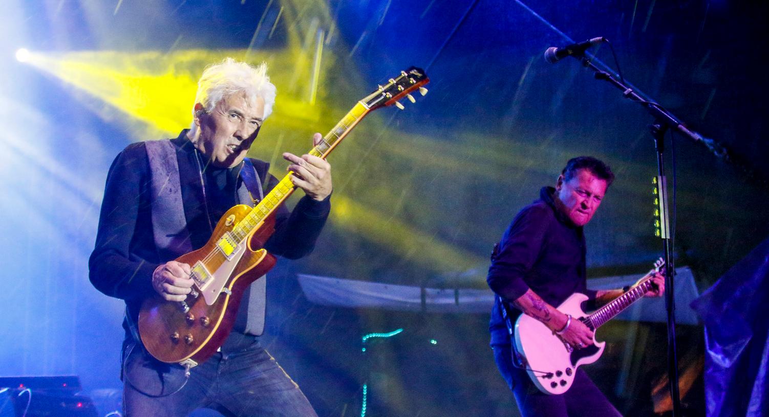 Als "Golden Earring" die Bühne enterten regnete es bereits in Strömen. Echte Rocker kann aber auch das nicht schrecken. Als "Golden Earring" die Bühne enterten regnete es bereits in Strömen. Echte Rocker kann aber auch das nicht schrecken.