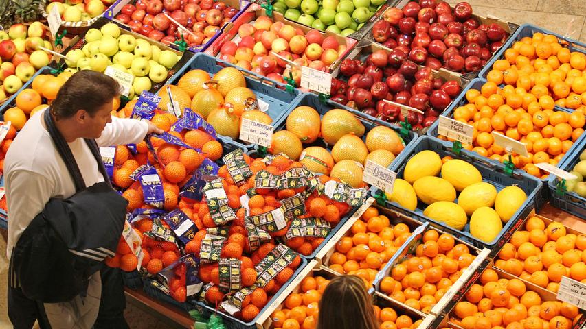 Klar, man möchte wissen, wie das Obst schmeckt. Doch Vorsicht: Beißt man im Supermarkt einfach zu, begeht man rein juristisch einen Diebstahl. Meist drücken die Geschäfte zwar ein Auge zu. Bezahlen muss man das verzehrte Lebensmittel aber, wenn das verlangt wird. Ansonsten droht eine Anzeige.