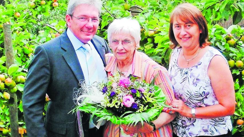 Bürgermeister Herbert Saft und die stellvertretende Landrätin Gabriele Klaußner gratulierten Gertrud Böhm zum 90. Geburtstag.