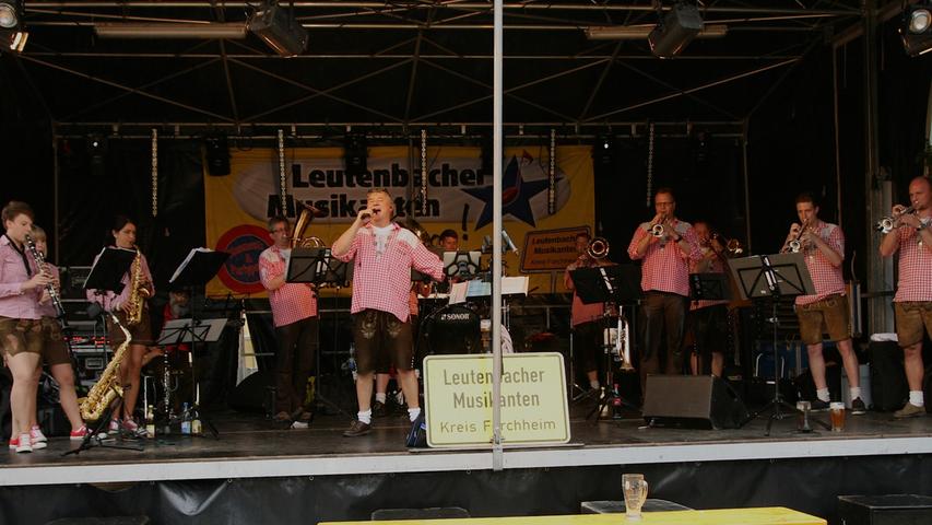 Die "Lautenbacher Musikanten" heizten den Besucher trotz Regen ein.