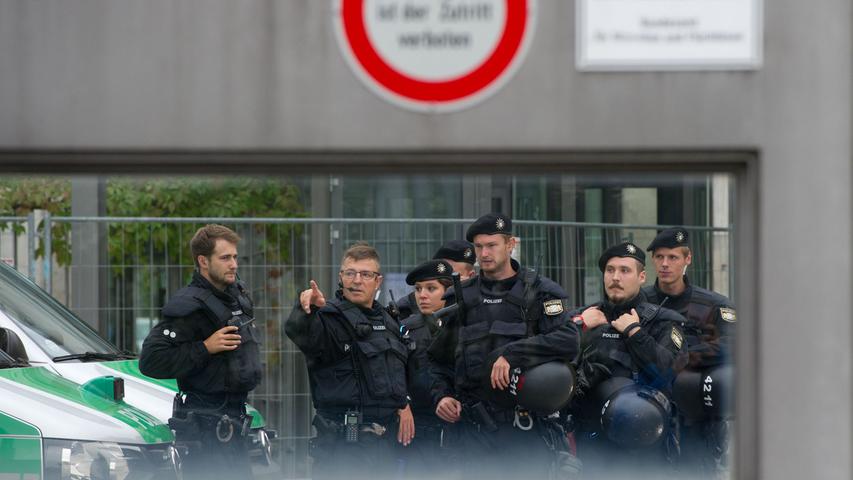 Einsatzkräfte der Polizei begleiten die Demonstration.