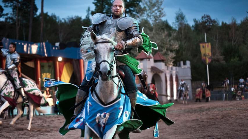 Ritter kämpfen in Schloss Thurn um verzauberte Prinzessin