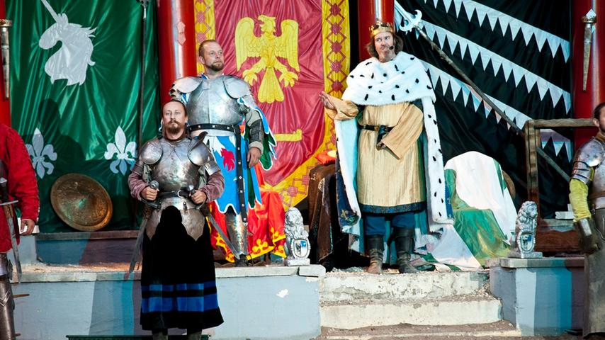 Ritter kämpfen in Schloss Thurn um verzauberte Prinzessin