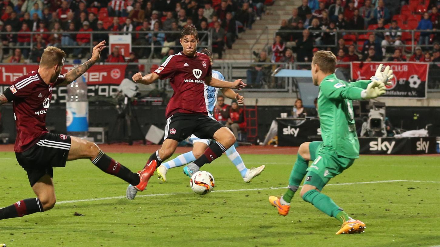 Drin! Niklas Stark drückt die Kugel über die Linie.