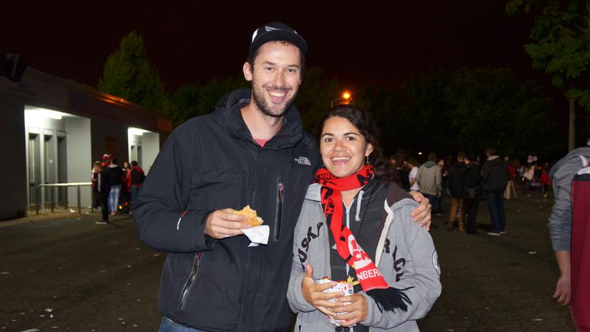 Heidi Fabian (30) aus Guatemala besucht derzeit ihren Freund Christoph Dressler (30) in Nürnberg. Bei ihrem ersten Clubspiel haben sie vor allem die Emotionen der Fans und die Atmosphöre im Stadion begeistert. Christoph Dressler sieht es etwas kritischer. "Die Mannschaft braucht einfach noch sieben bis acht Begegnungen, um sich einzuspielen", sagt er.