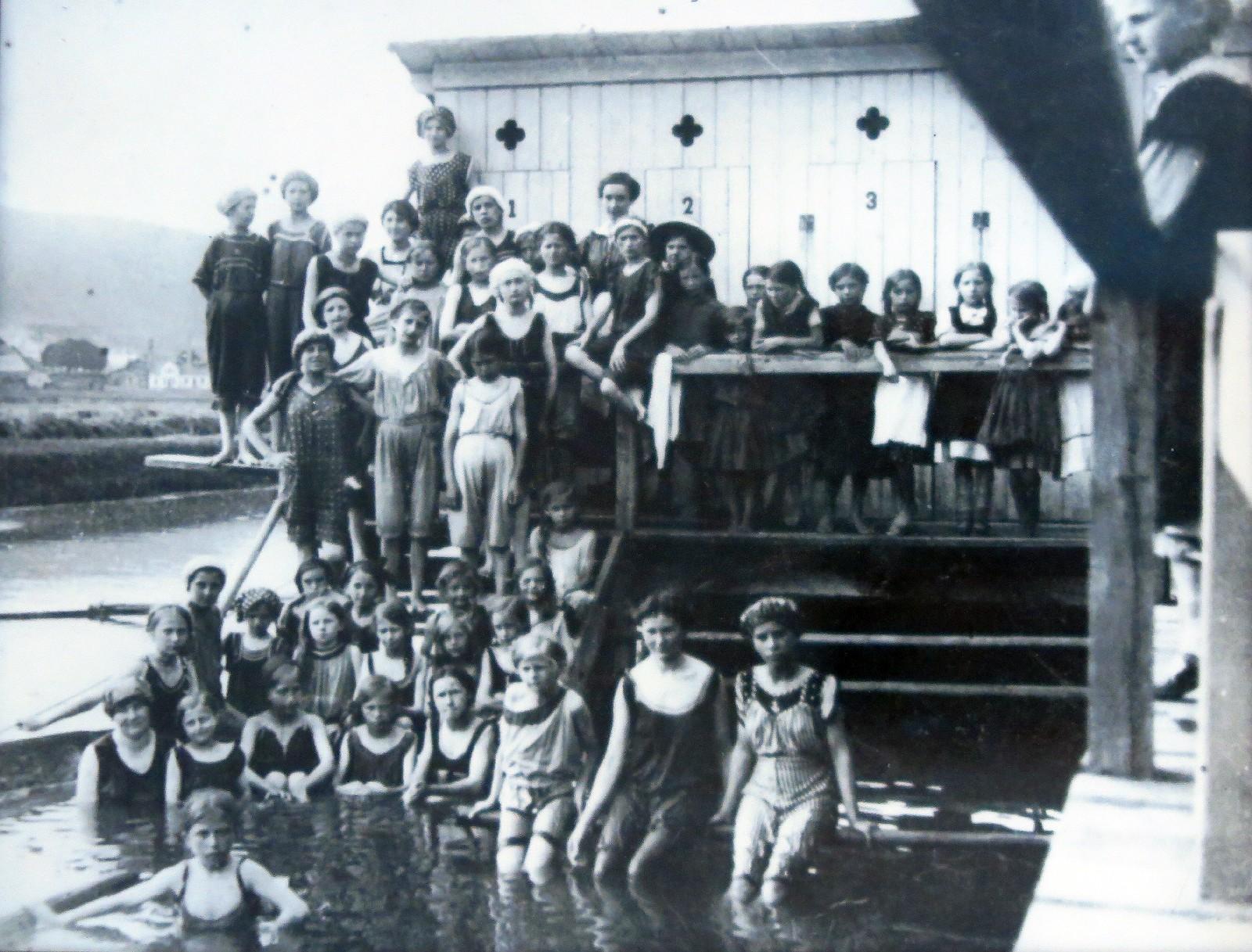 Dieses Bild aus der Zeit um die Jahrhundertwende zeigt das erste Treuchtlinger „Badehaus“ direkt am Altmühlufer – und die aus heutiger Sicht kuriose „Bademode“ dieser Zeit. Männer und Frauen gemeinsam im Wasser und auf dem Foto? Damals undenkbar. Nach der Altmühlregulierung entstand 1911 die "Städtische Badeanstalt", die bis 1974 Bestand hatte. Südlich der „Promenadenbrücke“ in der Bürgermeister-Döbler-Allee staute ein kleines Wehr den Fluss zum Badesee auf. An der tiefsten Stelle unterhalb des Wehrs war die „Pferdeschwämme“. Dort ließen die Fuhrleute Hegner und Schultheiß bis in die 1950er Jahre im Sommer ihre Pferde schwimmen - für die Kinder stets ein großes Spektakel. Zur kompletten Geschichte des Flussbads geht es hier.