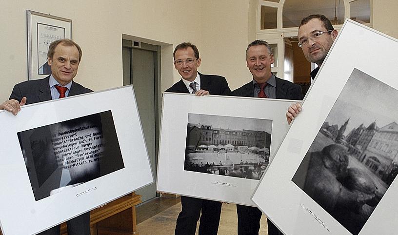 Eine markante Aktion der Wirtschaftsjunioren — hier Initiator Christian Nowak und Juwelier Christoph Kuhnle mit OB Thomas Jung und dem Fotografen Knut Pflaumer (von links) — war der Camera-obscura-Wettbewerb 2007. Mit 1000 verteilten Lochkameras sollten die Fürther ihre Stadt im Jubiläumsjahr ablichten. Eine markante Aktion der Wirtschaftsjunioren — hier Initiator Christian Nowak und Juwelier Christoph Kuhnle mit OB Thomas Jung und dem Fotografen Knut Pflaumer (von links) — war der Camera-obscura-Wettbewerb 2007. Mit 1000 verteilten Lochkameras sollten die Fürther ihre Stadt im Jubiläumsjahr ablichten.