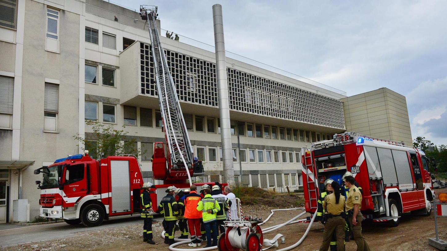 Ein Großaufgebot aus verschiedenen Feuerwehren rückte an, um den Brand auf dem Dach des Uniklinik-Gebäudes an der Ecke Ecke Maximiliansplatz / Östliche Stadtmauerstraße zu löschen.