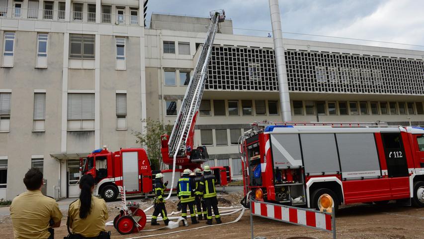 Großeinsatz: Brand auf Dach eines Erlanger Klinikums