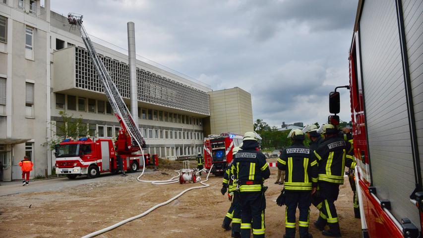 Großeinsatz: Brand auf Dach eines Erlanger Klinikums