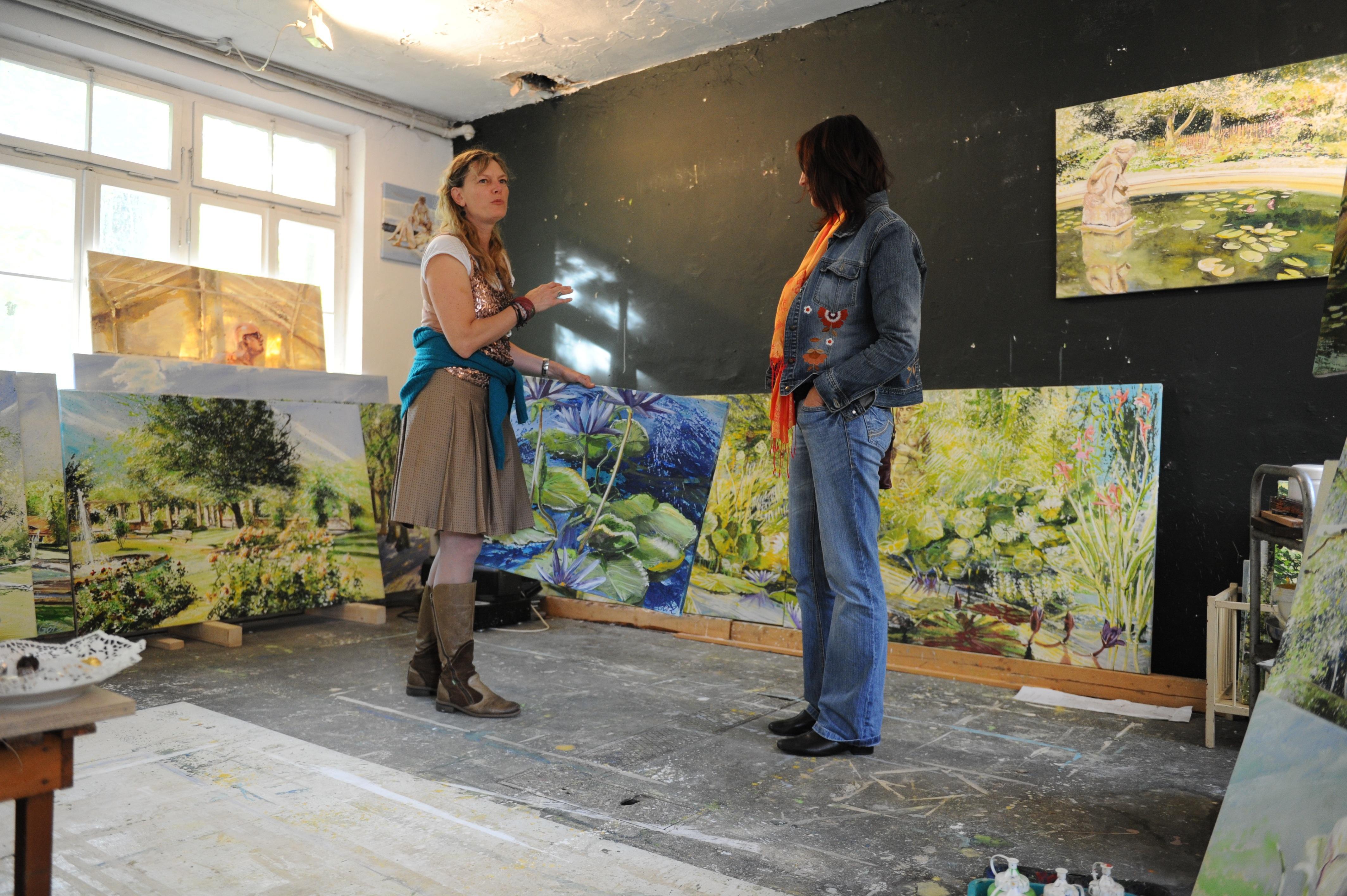 Birgit Maria Götz (li.) gehört zu den Künstlern, die im Kulturort ihre Ateliers haben.