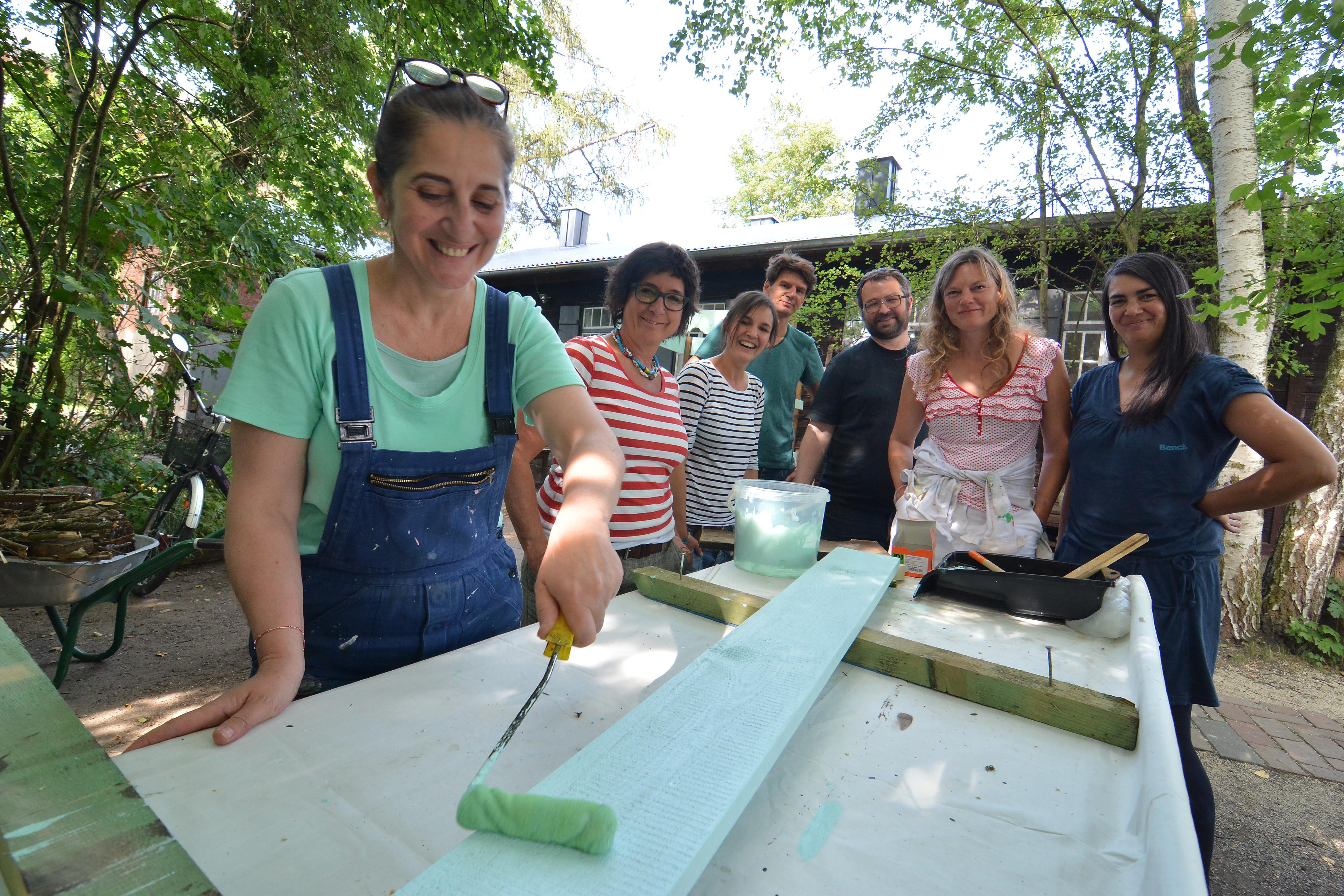 Künstler des Kulturorts vor einer Gemeinschaftsausstellung.