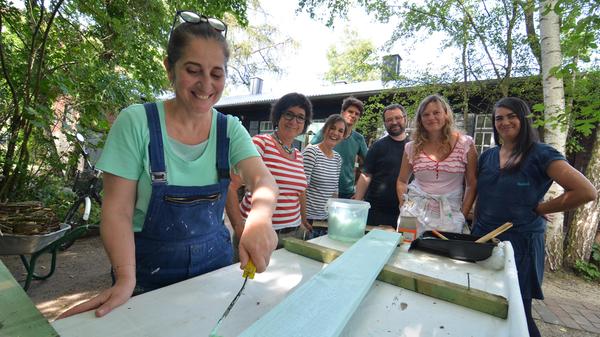 Künstler des Kulturorts vor einer Gemeinschaftsausstellung.