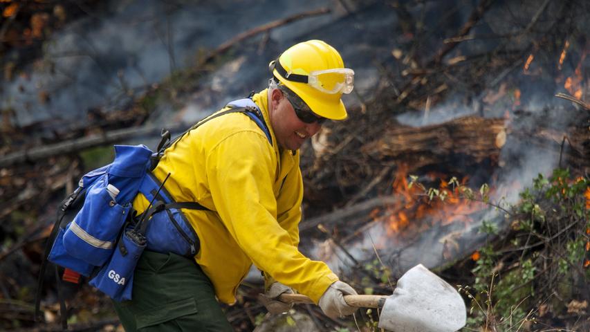 Kampf gegen die Flammen: Tausende Feuerwehrleute im Einsatz