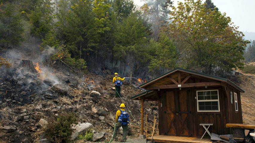 Kampf gegen die Flammen: Tausende Feuerwehrleute im Einsatz
