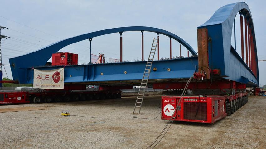 880 Tonnen Stahl in Bewegung: Brückenspektakel in Erlangen