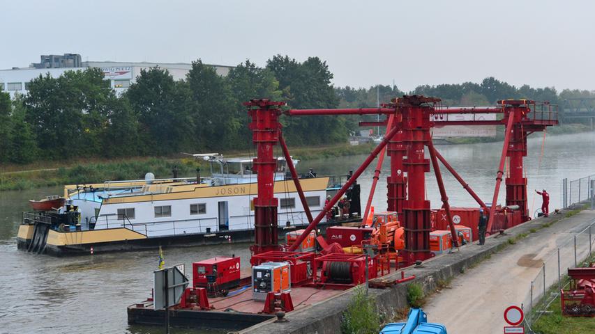 Die südliche Brückenhälfte konnte bereits im Sommer 2014 über den Main-Donau-Kanal geschoben werden.