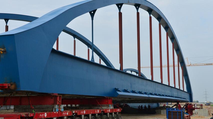 Jetzt konnte die 880 Tonnen schwere Brücke am Donnerstag Stück für Stück über den Main-Donau-Kanal bei Erlangen geschoben werden.