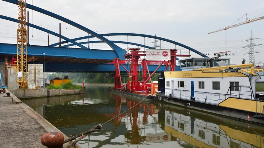 Die Vorbereitungen dauerten Monate. Seit Mai 2015 wurde auf einem Montageplatz östlich des Main-Donau-Kanals die neue nördliche Stahl-Stabbogenbrücke zusammengeschweißt.