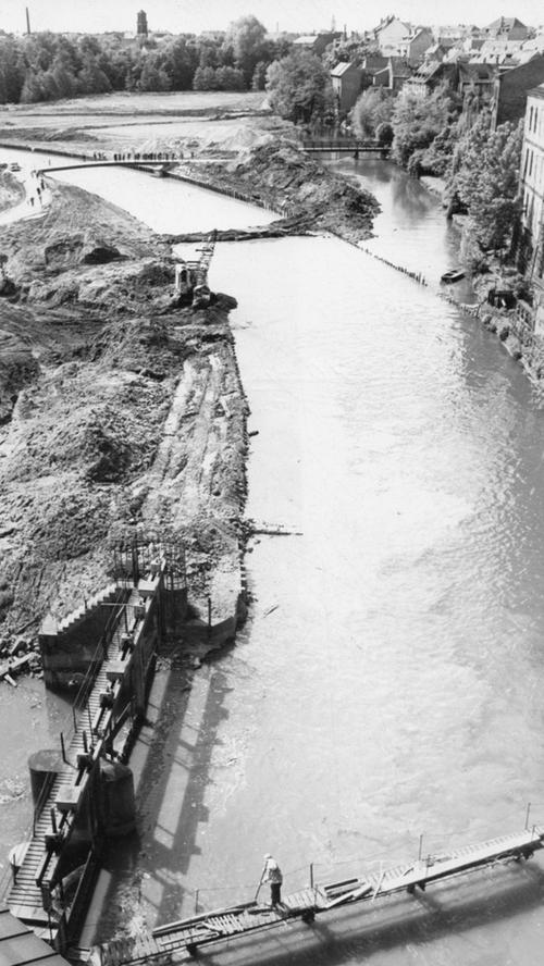 Am 7. Juni 1962 grub der neue Flusslauf der alten Pegnitz das Wasser ab. Der alte Karlsteg aus Eisen (rechts hinten) verliert bald seine Funktion und wird abgerissen.