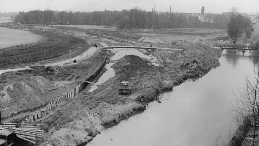 Deutlich sichtbar ist der neue Flusslauf im April 1962 beim Karlsteg. Spundwände sollen die Pegnitz künftig in Form halten.