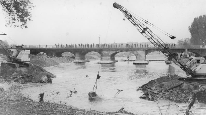 Im Semptember 1962 begannen die Bauarbeiter auf der Südseite der Ludwigsbrücke, das alte Flussbett der Pegnitz (links) aufzuschütten.
